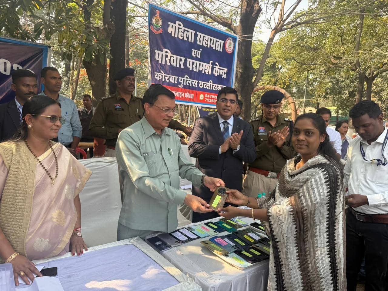 नव वर्ष के पहले दिन खिले नागरिकों के चेहरे, लंबे समय से गुम हो चुके मोबाईल लौटाए नव वर्ष के पहले दिन खिले नागरिकों के चेहरे, लंबे समय से गुम हो चुके मोबाईल लौटाए