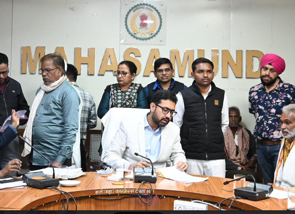 कलेक्टर श्री लंगेह ने जन चौपाल में सुनी लोगों की समस्याएं, गुणवत्तापूर्ण निराकरण के दिए निर्देश कलेक्टर श्री लंगेह ने जन चौपाल में सुनी लोगों की समस्याएं, गुणवत्तापूर्ण निराकरण के दिए निर्देश