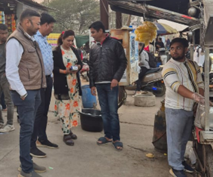 नगर निगम जोन 5 ने गंदगी फैलाने पर 12 फल ठेले, पान दुकान वालो पर 5200 रू. जुर्माना किया नगर निगम जोन 5 ने गंदगी फैलाने पर 12 फल ठेले, पान दुकान वालो पर 5200 रू. जुर्माना किया