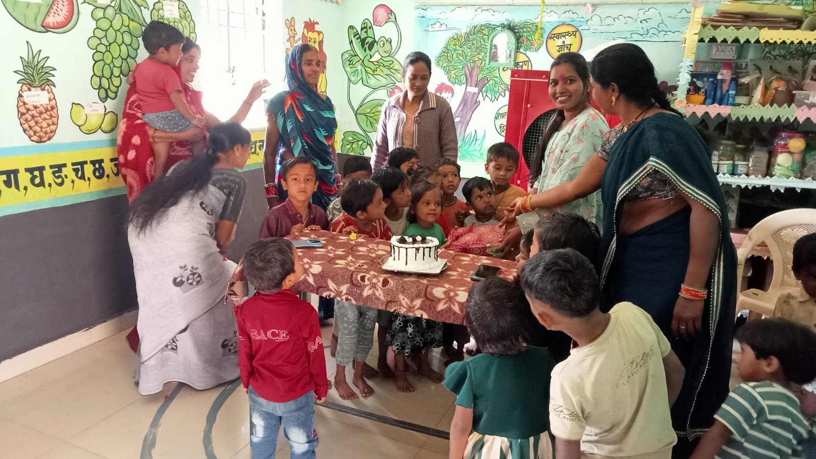 बच्चों के चेहरों पर मुस्कान, कर्मचारियों का जन्मदिन बना यादगार बच्चों के चेहरों पर मुस्कान, कर्मचारियों का जन्मदिन बना यादगार