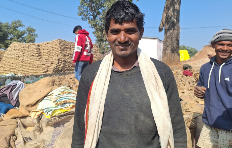 मोहन खेती में निवेश कर बढ़ा रहे उत्पादन मोहन खेती में निवेश कर बढ़ा रहे उत्पादन