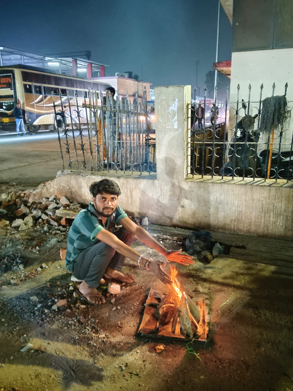 35 से भी अधिक प्रमुख विभिन्न सार्वजनिक स्थानों में अलाव 35 से भी अधिक प्रमुख विभिन्न सार्वजनिक स्थानों में अलाव