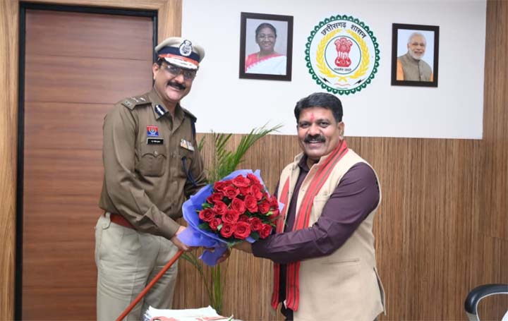 रायपुर के नवनियुक्त प्रथम पुलिस कमिश्नर संजीव शुक्ला ने उपमुख्यमंत्री विजय शर्मा से की सौजन्य भेंट रायपुर के नवनियुक्त प्रथम पुलिस कमिश्नर संजीव शुक्ला ने उपमुख्यमंत्री विजय शर्मा से की सौजन्य भेंट