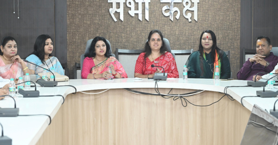 महापौर मीनल चौबे ने वार्डो में पाइप लाइन बिछाने के दिए निर्देश महापौर मीनल चौबे ने वार्डो में पाइप लाइन बिछाने के दिए निर्देश