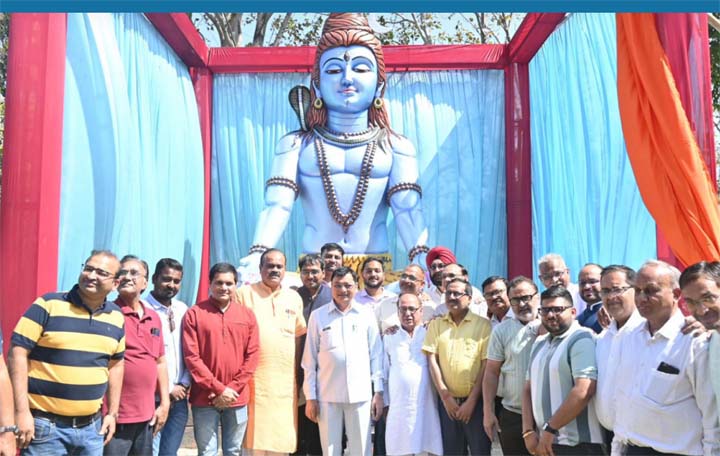 18 फीट ऊंचे शिव प्रतिमा का उद्योग मंत्री ने पूजन अर्चना कर किया अनावरण 18 फीट ऊंचे शिव प्रतिमा का उद्योग मंत्री ने पूजन अर्चना कर किया अनावरण