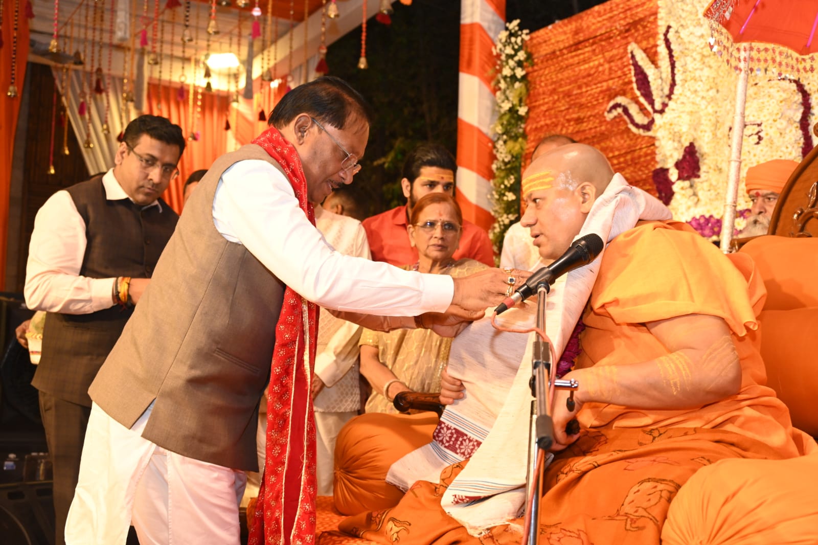 मुख्यमंत्री से निरंजन पीठाधीश्वर महामंडलेश्वर डॉ. स्वामी कैलाशनंद गिरी महाराज ने की सौजन्य भेंट मुख्यमंत्री से निरंजन पीठाधीश्वर महामंडलेश्वर डॉ. स्वामी कैलाशनंद गिरी महाराज ने की सौजन्य भेंट