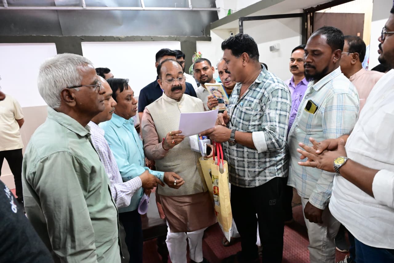 उपमुख्यमंत्री अरुण साव ने जनदर्शन में सुनीं समस्याएं, त्वरित कार्रवाई के निर्देश उपमुख्यमंत्री अरुण साव ने जनदर्शन में सुनीं समस्याएं, त्वरित कार्रवाई के निर्देश