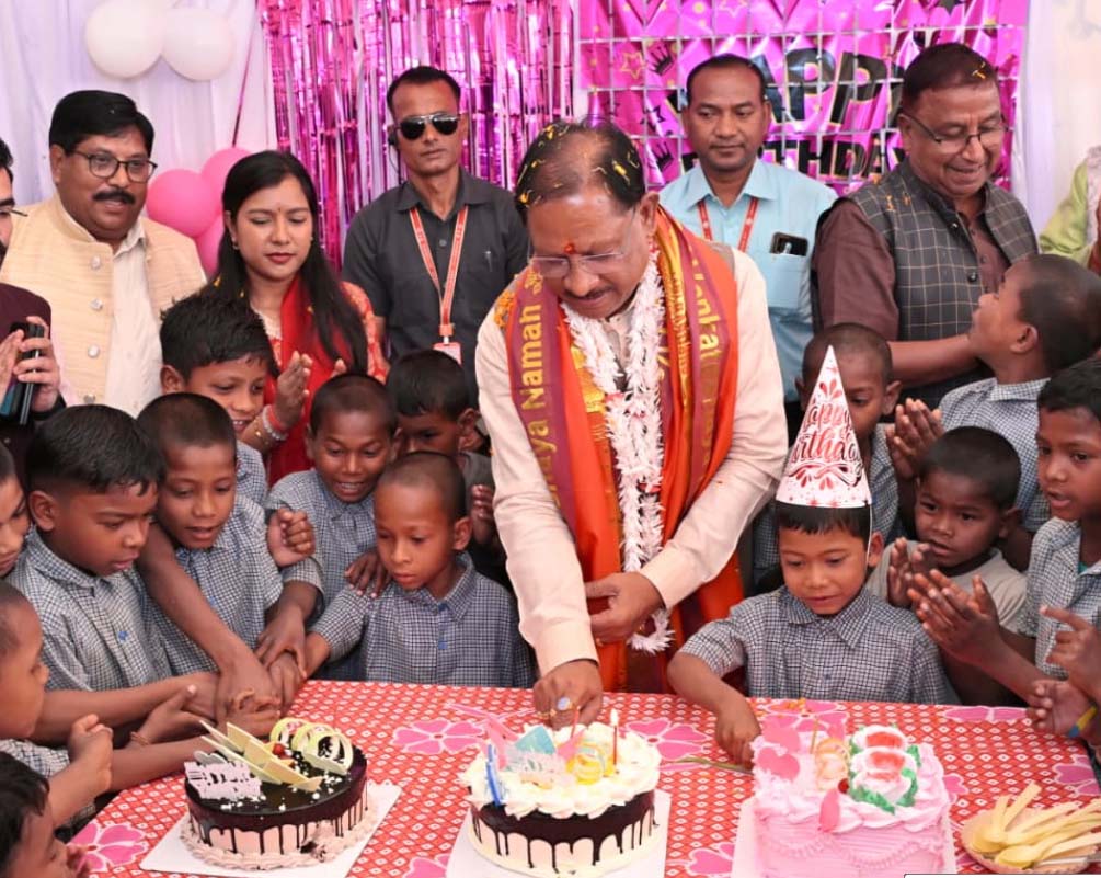 मुख्यमंत्री को अपने बीच पाकर खिल उठे बच्चों के चेहरे: जन्मदिन बना यादगार मुख्यमंत्री को अपने बीच पाकर खिल उठे बच्चों के चेहरे: जन्मदिन बना यादगार