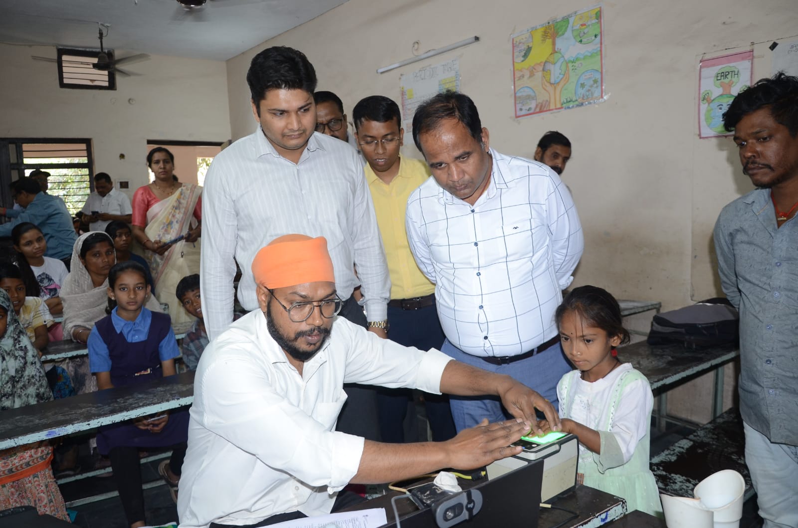 आधार अपडेशन हेतु आयोजित (एमबीयू) कैंप का कलेक्टर ने किया निरीक्षण आधार अपडेशन हेतु आयोजित (एमबीयू) कैंप का कलेक्टर ने किया निरीक्षण