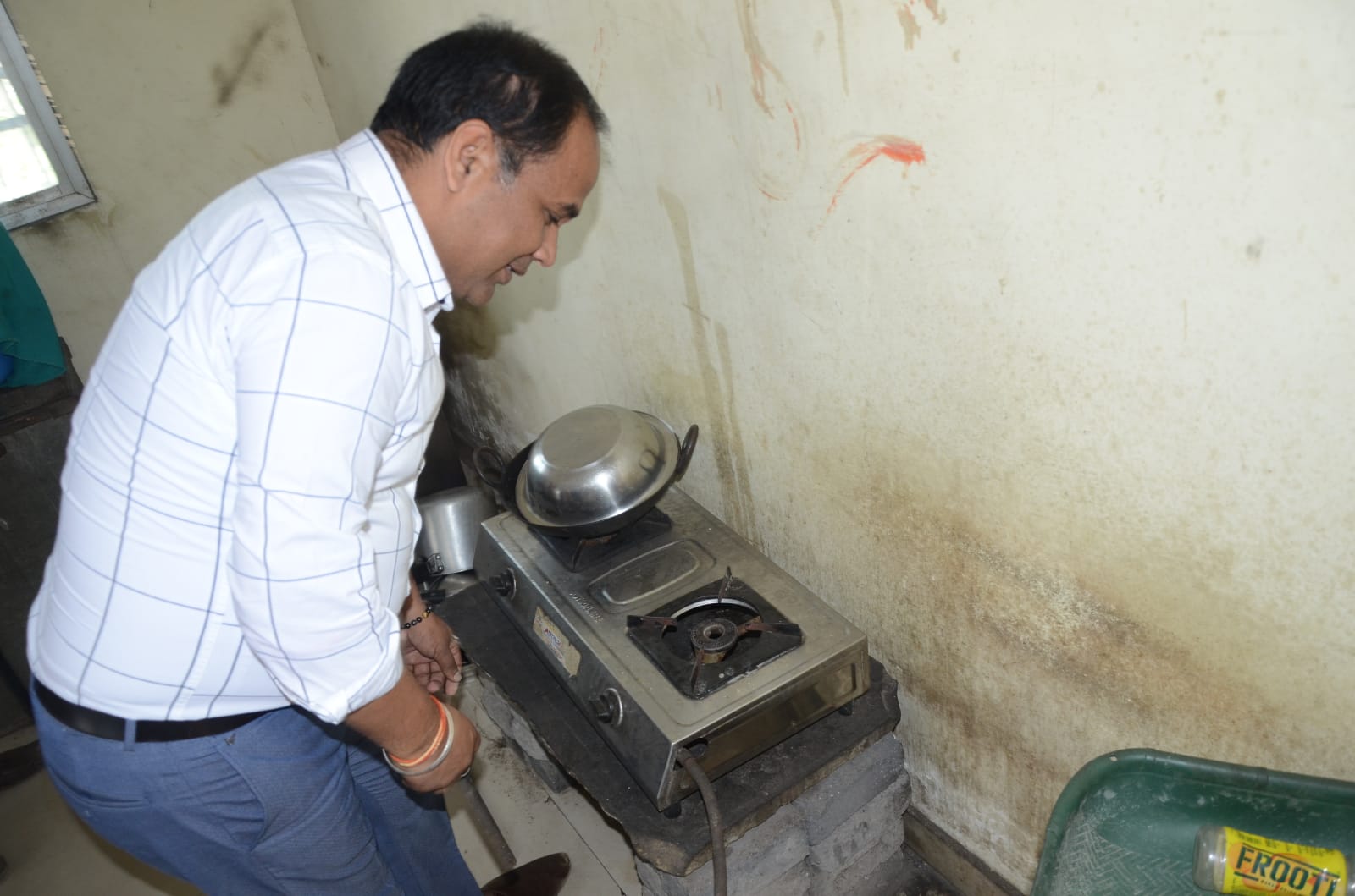 कलेक्टर पहुंचे आंगनबाड़ी केंद्र ... बंद मिलने पर कार्यवाही के दिए निर्देश कलेक्टर पहुंचे आंगनबाड़ी केंद्र ... बंद मिलने पर कार्यवाही के दिए निर्देश