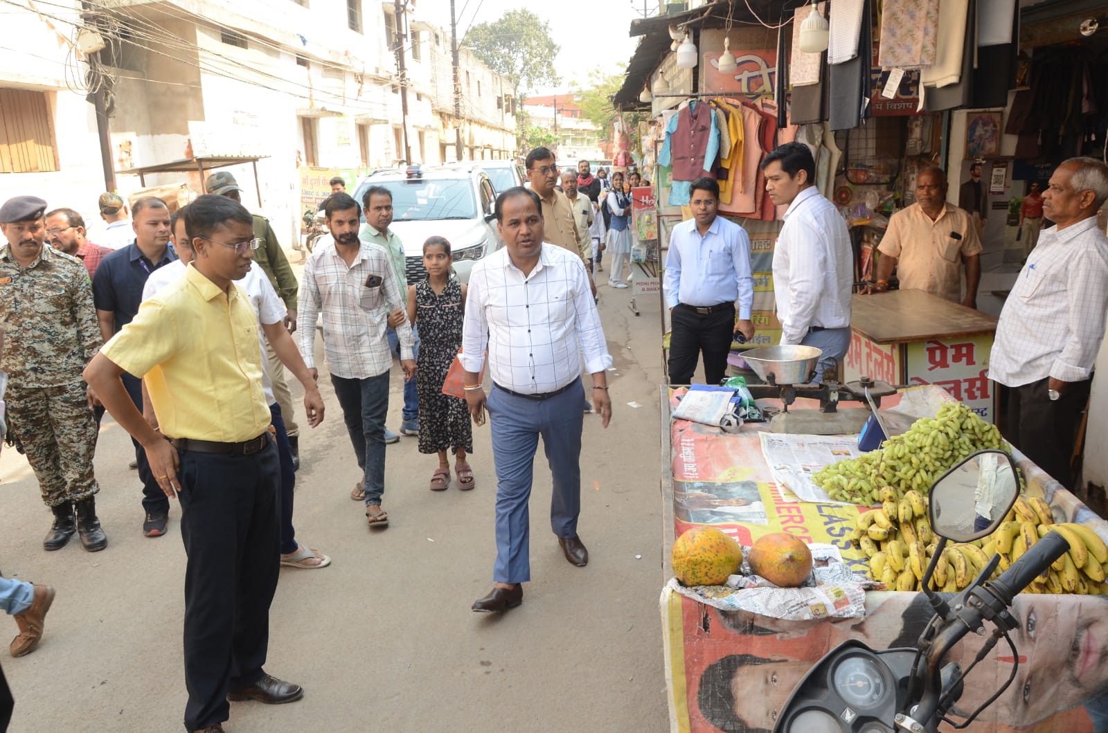 कलेक्टर, सहित अधिकारियों की टीम टिकरापारा क्षेत्र के सड़कों पर पैदल घूमें कलेक्टर, सहित अधिकारियों की टीम टिकरापारा क्षेत्र के सड़कों पर पैदल घूमें