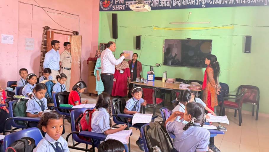 अपर कलेक्टर कीर्तिमान राठौर ने पीएम श्री स्कूल खोरपा का किया निरीक्षण अपर कलेक्टर कीर्तिमान राठौर ने पीएम श्री स्कूल खोरपा का किया निरीक्षण