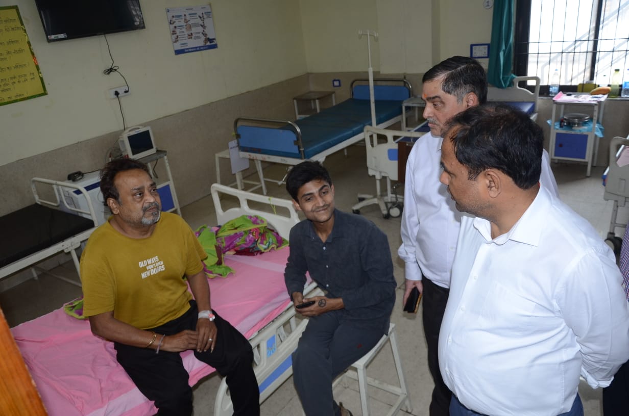 भर्ती मरीजों से मिले कलेक्टर, उपचार व्यवस्था का लिया फीडबैक भर्ती मरीजों से मिले कलेक्टर, उपचार व्यवस्था का लिया फीडबैक