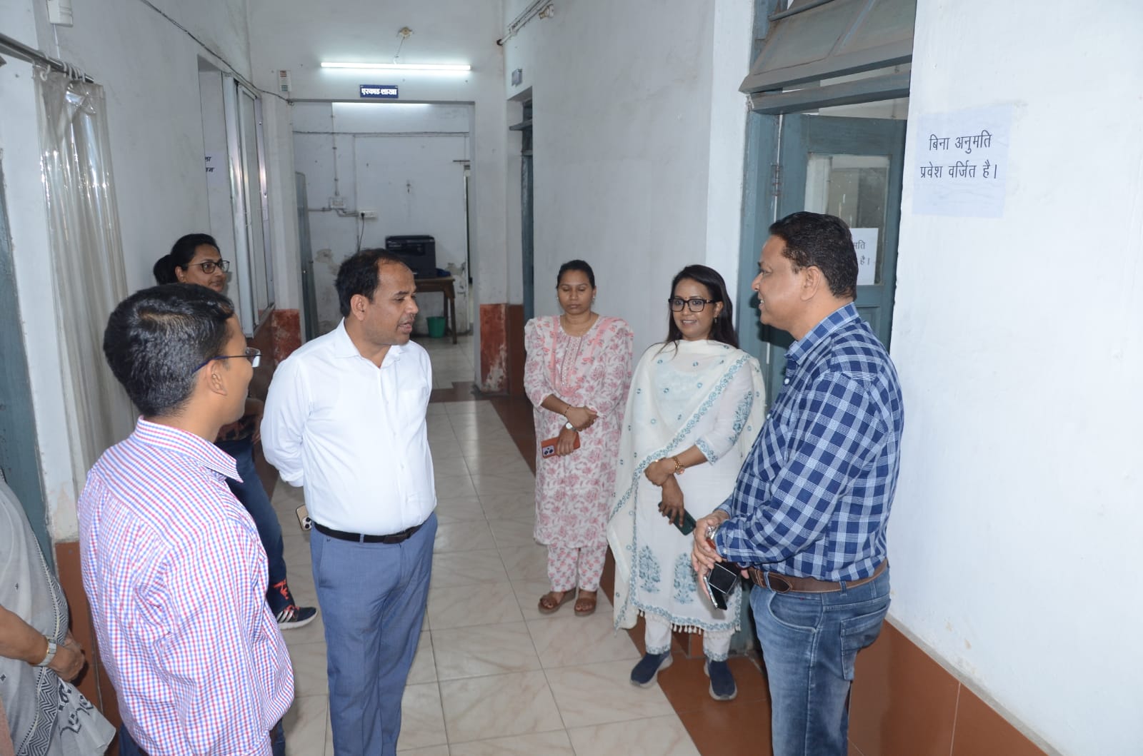 कलेक्टर ने पशु चिकित्सा कार्यालय का निरीक्षण कर व्यवस्थाओं की समीक्षा की कलेक्टर ने पशु चिकित्सा कार्यालय का निरीक्षण कर व्यवस्थाओं की समीक्षा की