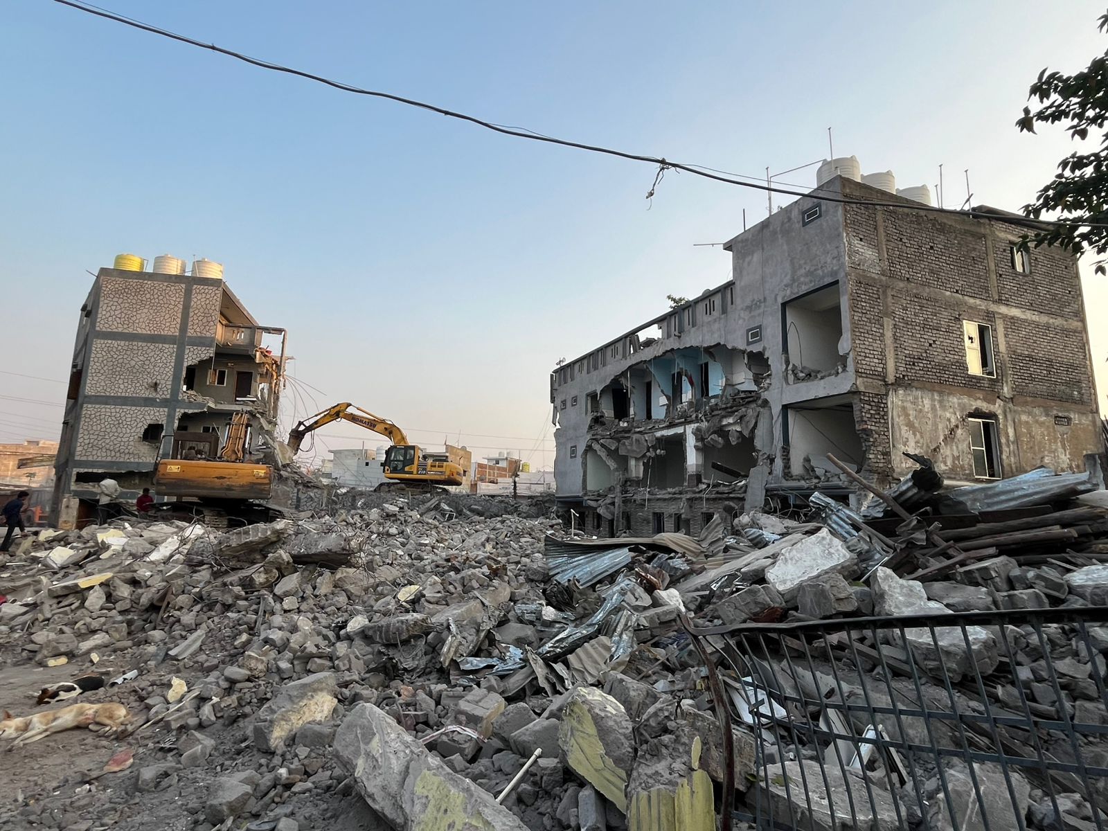 निगम ने लालपुर में लगभग 20 हजार वर्गफीट शासकीय कोटवारी भूमि पर किये गए अवैध निर्माण को तोड़ा निगम ने लालपुर में लगभग 20 हजार वर्गफीट शासकीय कोटवारी भूमि पर किये गए अवैध निर्माण को तोड़ा