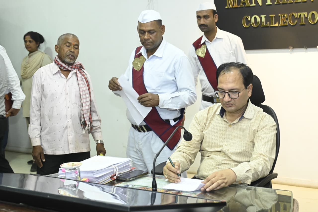 जनदर्शन में कलेक्टर ने सुनी आमजन की समस्याएं, त्वरित निराकरण के निर्देश जनदर्शन में कलेक्टर ने सुनी आमजन की समस्याएं, त्वरित निराकरण के निर्देश