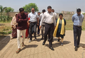 आयुक्त ने नगर निगम जोन 9 अधिकारियों सहित संकल्प सोसायटी फेस - 2 का किया निरीक्षण आयुक्त ने नगर निगम जोन 9 अधिकारियों सहित संकल्प सोसायटी फेस - 2 का किया निरीक्षण