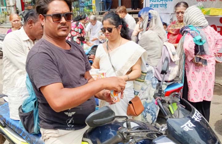 महाराष्ट्र मंडल के शंकर नगर केंद्र ने वितरित किया मठा महाराष्ट्र मंडल के शंकर नगर केंद्र ने वितरित किया मठा