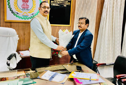 संभागायुक्त धावड़े ने आयुक्त रायपुर संभाग का पदभार संभाला संभागायुक्त धावड़े ने आयुक्त रायपुर संभाग का पदभार संभाला