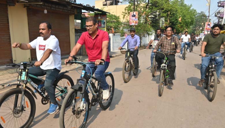साइकिल से निरीक्षण पर निकले निगम आयुक्त, खेल मैदानों और उद्यानों का लिया जायजा साइकिल से निरीक्षण पर निकले निगम आयुक्त, खेल मैदानों और उद्यानों का लिया जायजा