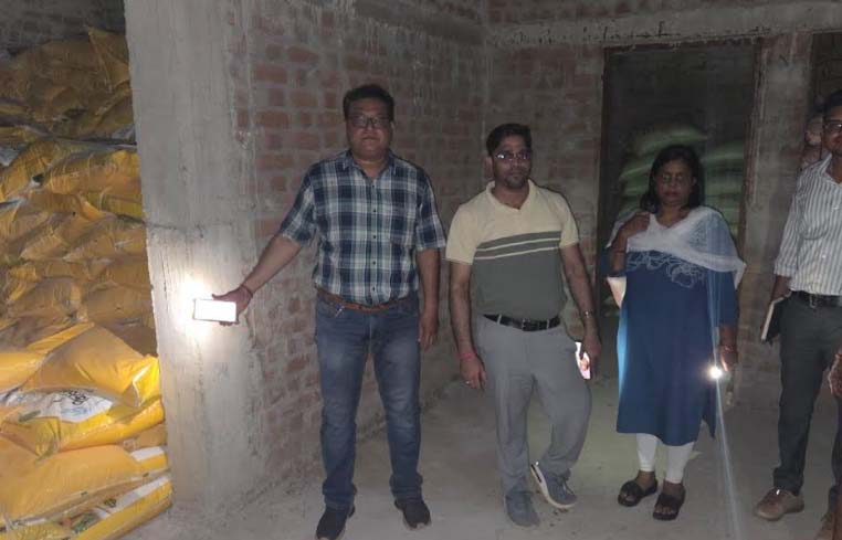 नियमानुसार भंडारण नहीं करने पर उर्वरक गोदाम को किया गया सील नियमानुसार भंडारण नहीं करने पर उर्वरक गोदाम को किया गया सील