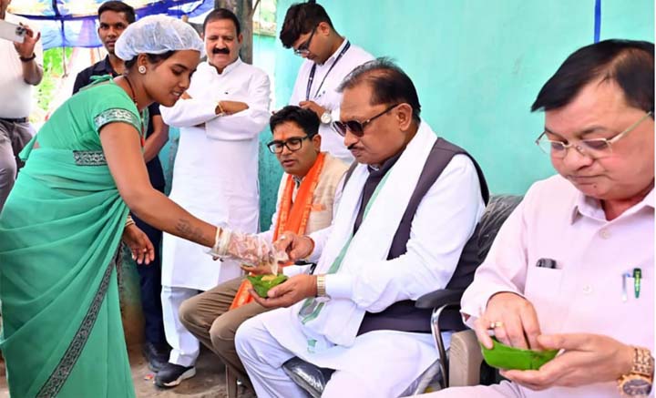 लखपति दीदी मंजू की संघर्षगाथा बनी आत्मनिर्भरता की प्रेरक मिसाल लखपति दीदी मंजू की संघर्षगाथा बनी आत्मनिर्भरता की प्रेरक मिसाल