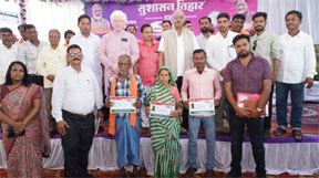 सुशासन तिहार में श्री श्यामलाल एवं उनकी पत्नि श्रीमती घसनिन को मिला आयुष्मान वय वंदना कार्ड सुशासन तिहार में श्री श्यामलाल एवं उनकी पत्नि श्रीमती घसनिन को मिला आयुष्मान वय वंदना कार्ड