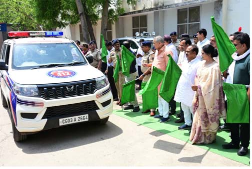 अब मदद होगी और तेज : जिले को मिली 24 अत्याधुनिक डायल-112 वाहन सेवा की सौगात अब मदद होगी और तेज : जिले को मिली 24 अत्याधुनिक डायल-112 वाहन सेवा की सौगात