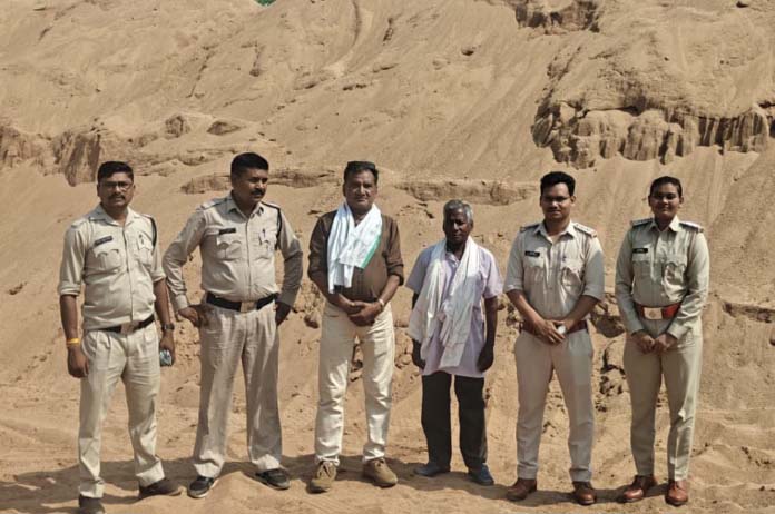 मुख्यमंत्री विष्णु देव साय के निर्देशानुसार अवैध खनन हो रही कार्रवाई मुख्यमंत्री विष्णु देव साय के निर्देशानुसार अवैध खनन हो रही कार्रवाई