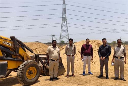अवैध रूप से भण्डारित रेत को शिवनाथ नदी खुज्जी पुल के पास पुन: नदी में डाला गया अवैध रूप से भण्डारित रेत को शिवनाथ नदी खुज्जी पुल के पास पुन: नदी में डाला गया