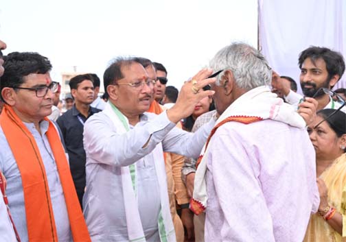 मुख्यमंत्री श्री विष्णु देव साय ने हितग्राहियों को अपने हाथों से पहनाया नजर का चश्मा मुख्यमंत्री श्री विष्णु देव साय ने हितग्राहियों को अपने हाथों से पहनाया नजर का चश्मा