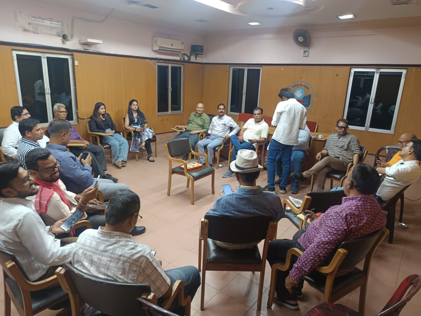 पत्रकारिता गौरव मार्तण्ड उत्सव आयोजन की तैयारी हेतु ड्राफ्टिंग आर्काइव समिति की बैठक सम्पन्न पत्रकारिता गौरव मार्तण्ड उत्सव आयोजन की तैयारी हेतु ड्राफ्टिंग आर्काइव समिति की बैठक सम्पन्न