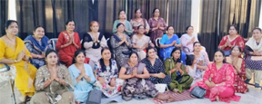 महिलाओं ने कांटा- चम्मच से गिलास में डाली चूड़ियां, खूब किया डांस महिलाओं ने कांटा- चम्मच से गिलास में डाली चूड़ियां, खूब किया डांस