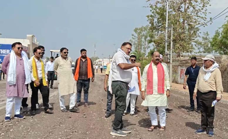 उप मुख्यमंत्री अरुण साव ने निर्माणाधीन सड़क का किया निरीक्षण उप मुख्यमंत्री अरुण साव ने निर्माणाधीन सड़क का किया निरीक्षण