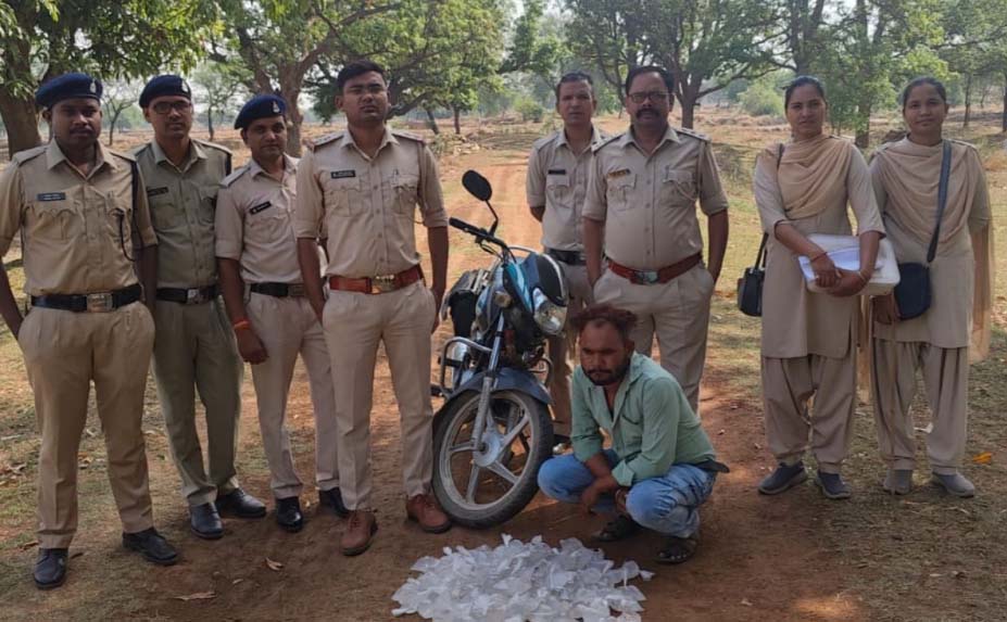 आबकारी टीम की कार्रवाई, महुआ शराब एवं दो पहिया वाहन जब्त आबकारी टीम की कार्रवाई, महुआ शराब एवं दो पहिया वाहन जब्त