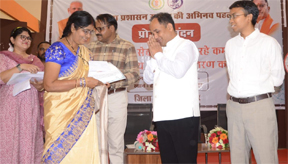 सेवानिवृत्त होने वाले अधिकारी व कर्मचारियों को कलेक्टर ने ससम्मान दी विदाई, किया सारे सत्वों का भुगतान सेवानिवृत्त होने वाले अधिकारी व कर्मचारियों को कलेक्टर ने ससम्मान दी विदाई, किया सारे सत्वों का भुगतान