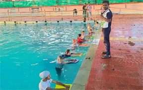 ग्रीष्मकालीन खेल प्रशिक्षण शिविर : बैगा बच्चे तैराकी का ले रहे हैं आनंद ग्रीष्मकालीन खेल प्रशिक्षण शिविर : बैगा बच्चे तैराकी का ले रहे हैं आनंद