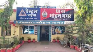 कारोबार में मदद करते-करते खुद को बताया मालिक का बेटा: आधार कार्ड और बैंक खाते में बदला पिता का नाम कारोबार में मदद करते-करते खुद को बताया मालिक का बेटा: आधार कार्ड और बैंक खाते में बदला पिता का नाम