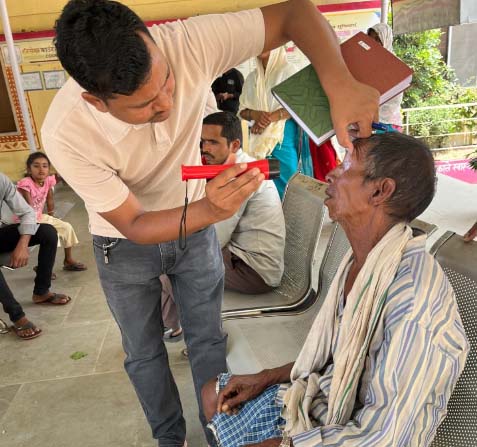रोशनी लौटाने की मुहिम में छत्तीसगढ़ आगे: 1.63 लाख से अधिक मोतियाबिंद ऑपरेशन से हजारों चेहरों पर लौटी मुस्कान रोशनी लौटाने की मुहिम में छत्तीसगढ़ आगे: 1.63 लाख से अधिक मोतियाबिंद ऑपरेशन से हजारों चेहरों पर लौटी मुस्कान