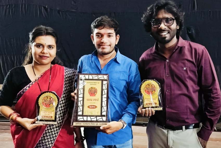 अंतरराज्यीय नाट्य स्पर्धा में रंगभूमि की ‘टीस’ रही उप विजेता अंतरराज्यीय नाट्य स्पर्धा में रंगभूमि की ‘टीस’ रही उप विजेता