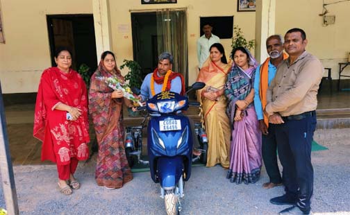 उप मुख्यमंत्री विजय शर्मा के प्रयासों से दिव्यांगजन बने आत्मनिर्भर, धनीराम पटेल को मिली पेट्रोल चलित स्कूटी उप मुख्यमंत्री विजय शर्मा के प्रयासों से दिव्यांगजन बने आत्मनिर्भर, धनीराम पटेल को मिली पेट्रोल चलित स्कूटी