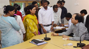 कलेक्टर ने जनदर्शन में सुनी लोगों की समस्याएं कलेक्टर ने जनदर्शन में सुनी लोगों की समस्याएं