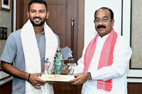 उप मुख्यमंत्री श्री अरुण साव से क्रिकेटर आयुष पाण्डेय ने की सौजन्य मुलाकात उप मुख्यमंत्री श्री अरुण साव से क्रिकेटर आयुष पाण्डेय ने की सौजन्य मुलाकात