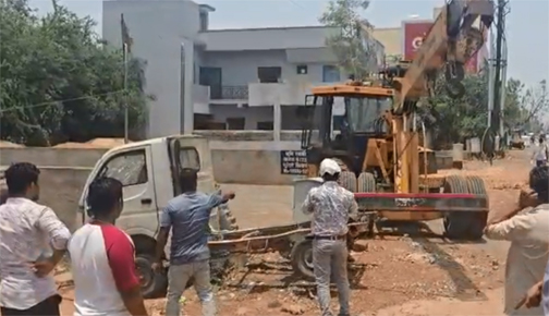 निगम ने रायपुरा से टाटीबंध तक 9 कंडम वाहनों को हटाकर यातायात बाधा दूर की निगम ने रायपुरा से टाटीबंध तक 9 कंडम वाहनों को हटाकर यातायात बाधा दूर की