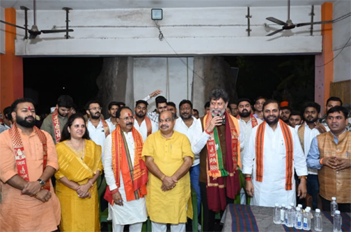 भाजयुमो द्वारा आयोजित आरती और प्रसाद वितरण में शामिल हुए प्रदेश भाजपा अध्यक्ष किरण देव भाजयुमो द्वारा आयोजित आरती और प्रसाद वितरण में शामिल हुए प्रदेश भाजपा अध्यक्ष किरण देव