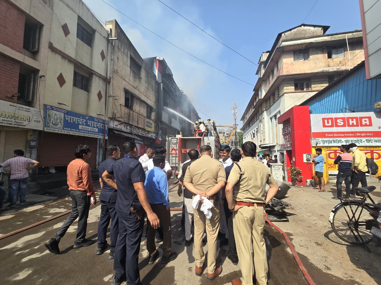 एमजी रोड स्थित जया आटोमोबाइल्स में लगी आग पर काबू एमजी रोड स्थित जया आटोमोबाइल्स में लगी आग पर काबू