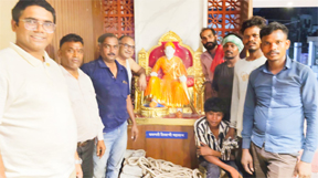600 किलो की शिवाजी प्रतिमा को 20 लोगों ने पांच घंटे की मशक्कत के बाद किया स्थापित 600 किलो की शिवाजी प्रतिमा को 20 लोगों ने पांच घंटे की मशक्कत के बाद किया स्थापित