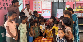 बच्चों के चेहरों पर मुस्कान, कर्मचारियों का जन्मदिन बना यादगार बच्चों के चेहरों पर मुस्कान, कर्मचारियों का जन्मदिन बना यादगार