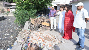 महापौर मीनल चौबे ने किया सफाई अभियान का निरीक्षण महापौर मीनल चौबे ने किया सफाई अभियान का निरीक्षण