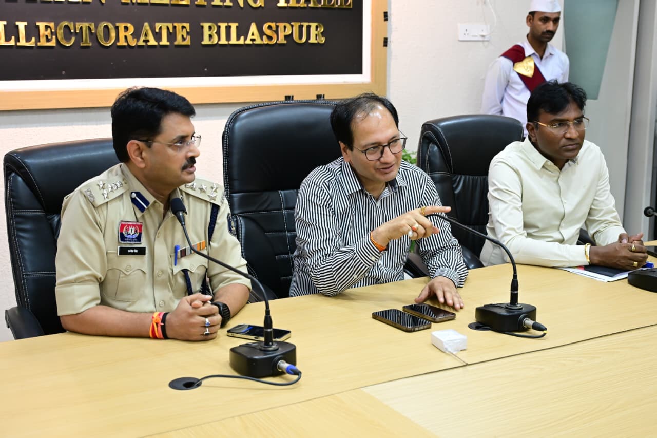 सड़क सुरक्षा में लापरवाही नहीं होगी बर्दाश्त : कलेक्टर सड़क सुरक्षा में लापरवाही नहीं होगी बर्दाश्त : कलेक्टर
